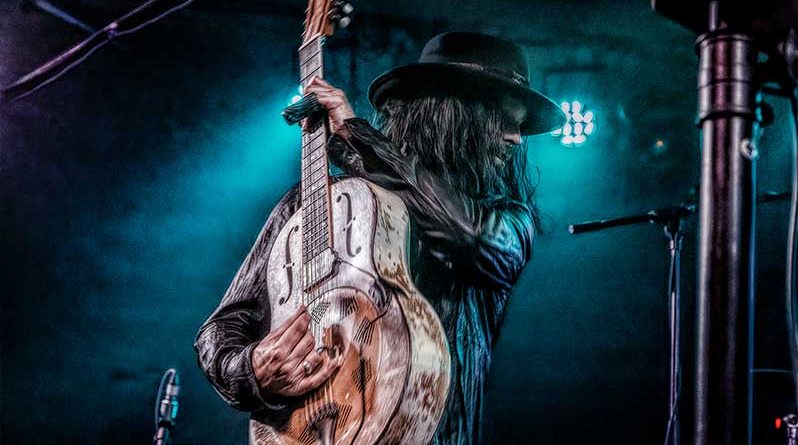 Troy Redfern signs a deal with Ernie Ball as he heads off on tour with The Quireboys. 2