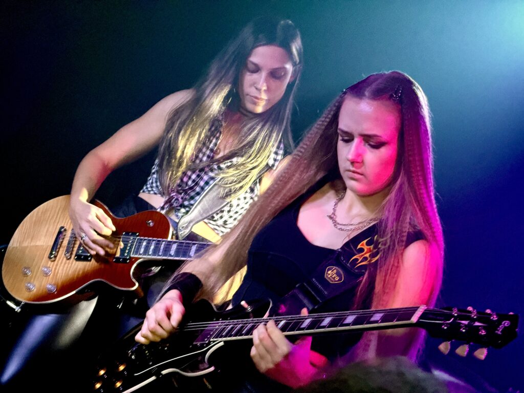 Bras N Roses Live Nika & Clare